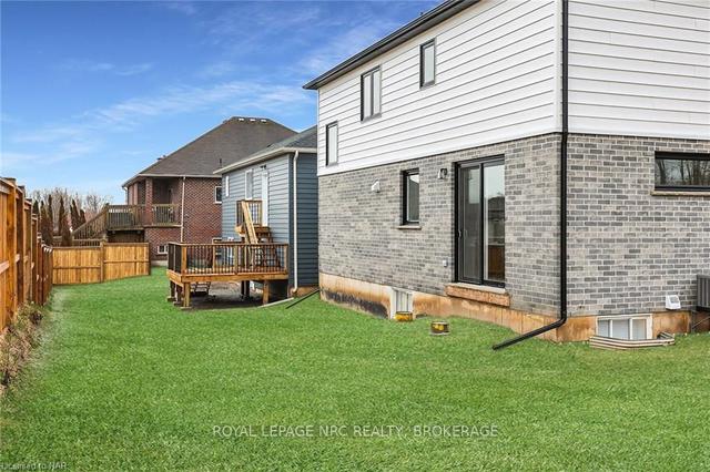 24 Ridge Rd S, House detached with 3 bedrooms, 3 bathrooms and 8 parking in Fort Erie ON | Image 18