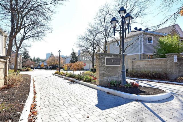 8 Heathcliffe Sq, Townhouse with 3 bedrooms, 3 bathrooms and 2 parking in Brampton ON | Image 1