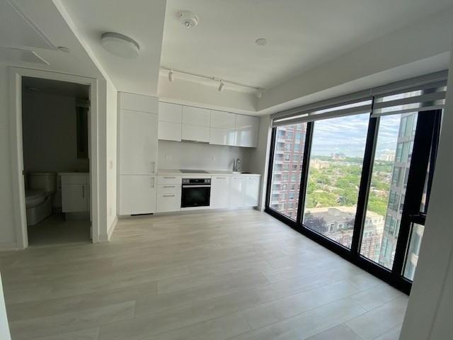 1013 - 188 Cumberland St, Condo with 1 bedrooms, 1 bathrooms and 0 parking in Toronto ON | Image 2