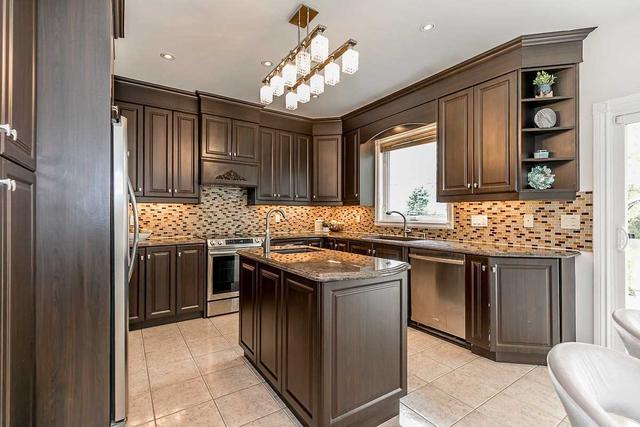 111 Wild Orchid Cres, House detached with 5 bedrooms, 5 bathrooms and 11 parking in Markham ON | Image 2