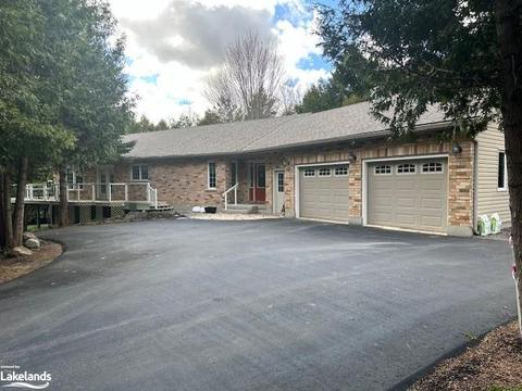 8 Jermey Lane, House detached with 3 bedrooms, 3 bathrooms and 10 parking in Oro Medonte ON | Card Image