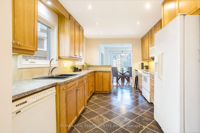 156 Harvest Dr, House detached with 3 bedrooms, 3 bathrooms and 5.5 parking in Milton ON | Image 2