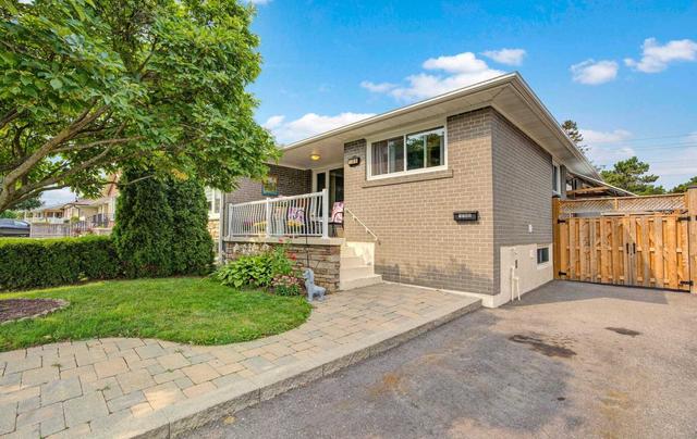 1749 Sandgate Cres, House semidetached with 3 bedrooms, 2 bathrooms and 4 parking in Mississauga ON | Image 12