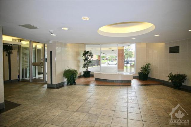 309 - 2000 Jasmine Crescent, Condo with 3 bedrooms, 2 bathrooms and 1 parking in Ottawa ON | Image 5