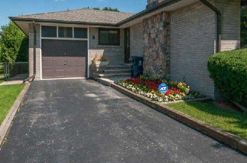 7 Amberwood Rd, House detached with 3 bedrooms, 1 bathrooms and 3 parking in Toronto ON | Image 2