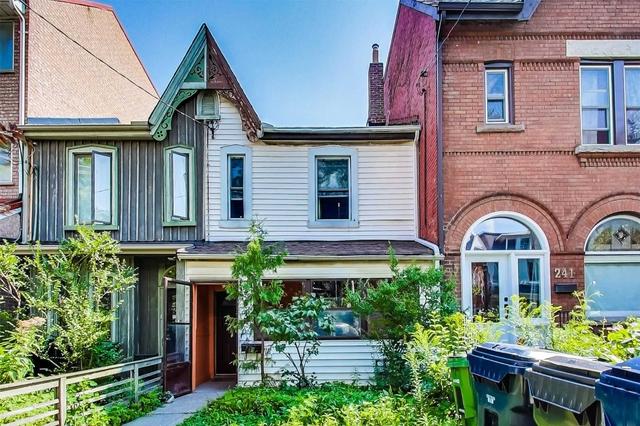 243 Lippincott St, House attached with 7 bedrooms, 1 bathrooms and 0 parking in Toronto ON | Image 1