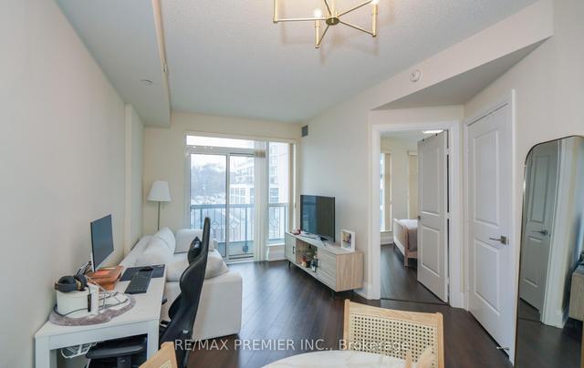 303 - 2 Old Mill Dr, Condo with 1 bedrooms, 1 bathrooms and 0 parking in Toronto ON | Image 3
