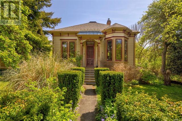 149 Rendall St, House detached with 3 bedrooms, 2 bathrooms and 2 parking in Victoria BC | Image 1