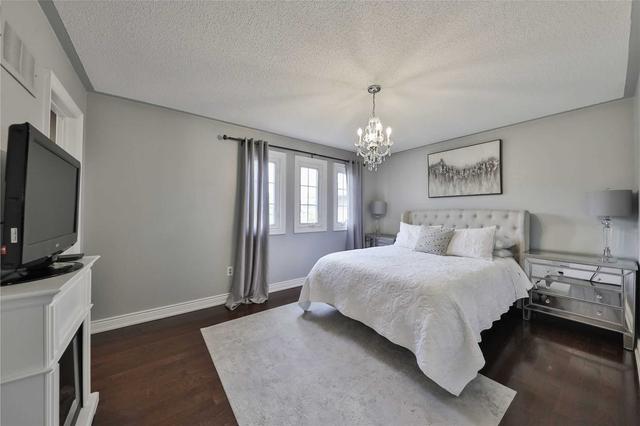 886 Millworks Cres W, House attached with 3 bedrooms, 4 bathrooms and 4 parking in Mississauga ON | Image 4