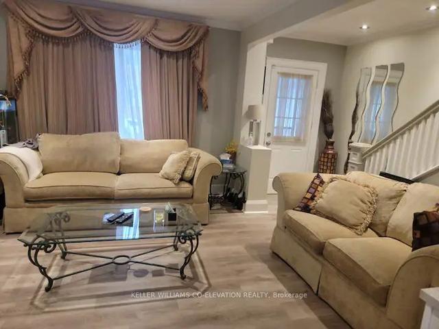 387 Hopewell Ave, House detached with 2 bedrooms, 3 bathrooms and 3 parking in Toronto ON | Image 2