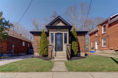 27 Edwin Street, House detached with 2 bedrooms, 1 bathrooms and 3 parking in Brantford ON | Card Image