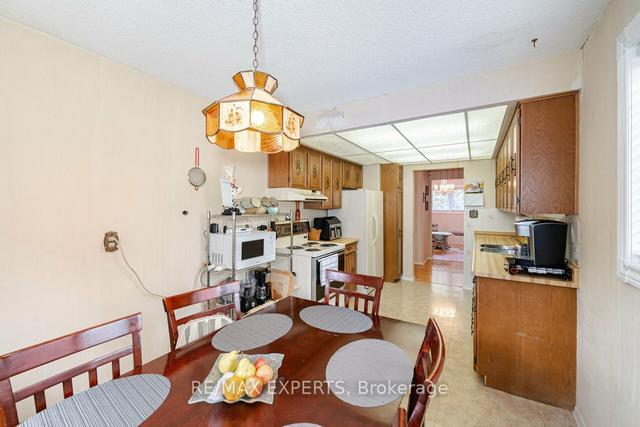 58 Centre St N, House detached with 4 bedrooms, 3 bathrooms and 6 parking in Brampton ON | Image 2