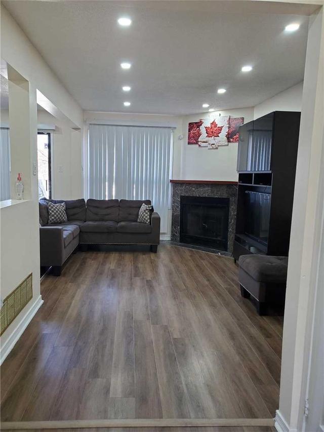 16 Farnham Dr, Townhouse with 3 bedrooms, 2 bathrooms and 3 parking in Brampton ON | Image 7