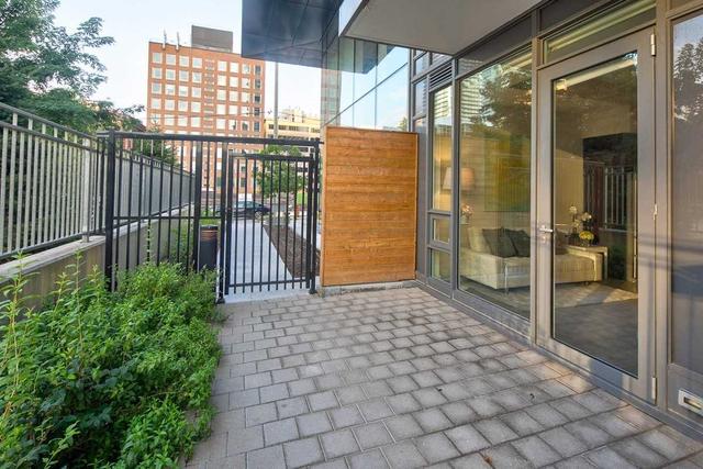 th14 - 30 Roehampton Ave, Condo with 1 bedrooms, 2 bathrooms and 0 parking in Toronto ON | Image 2