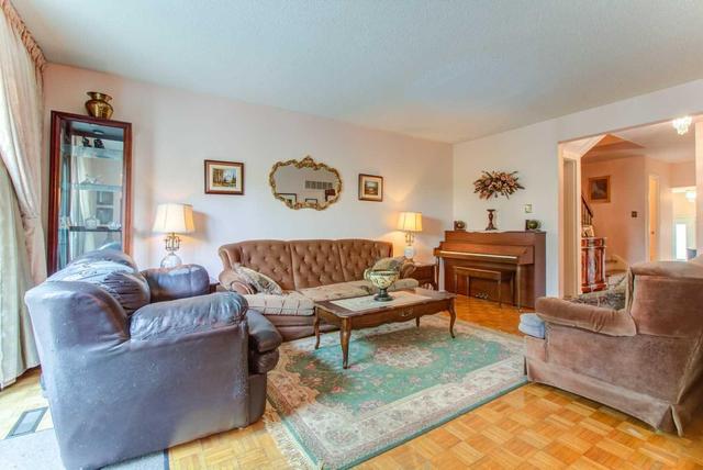 44 Shootfield Cres, House semidetached with 4 bedrooms, 3 bathrooms and 2 parking in Toronto ON | Image 4