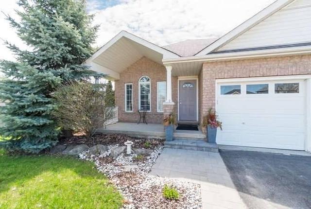 104 Tanners Dr, House detached with 3 bedrooms, 3 bathrooms and 2 parking in Halton Hills ON | Image 2