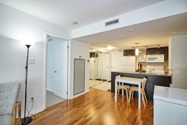 1201 - 38 Grenville St, Condo with 2 bedrooms, 2 bathrooms and 1 parking in Toronto ON | Image 8