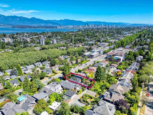3858 W 10th Avenue, House detached with 2 bedrooms, 1 bathrooms and null parking in Vancouver BC | Image 2