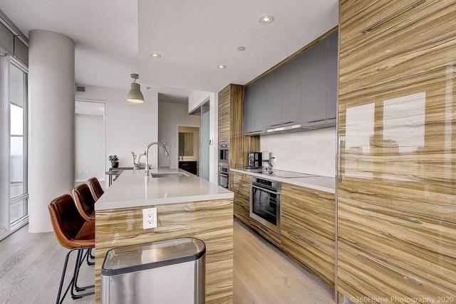 3516 - 488 University Ave, Condo with 3 bedrooms, 2 bathrooms and 1 parking in Toronto ON | Image 8