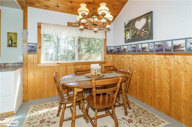32 Maple Leaf Drive, House detached with 2 bedrooms, 1 bathrooms and 6 parking in Huntsville ON | Image 3
