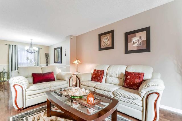 73 Reynier Dr, House detached with 3 bedrooms, 3 bathrooms and 4 parking in Brampton ON | Image 2