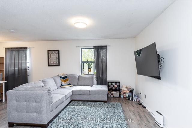 209 - 175 Hunter St E, Condo with 1 bedrooms, 1 bathrooms and 1 parking in Hamilton ON | Image 2