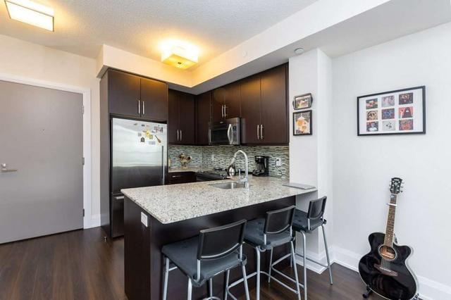 303 - 2 Old Mill Dr, Condo with 1 bedrooms, 1 bathrooms and 1 parking in Toronto ON | Card Image