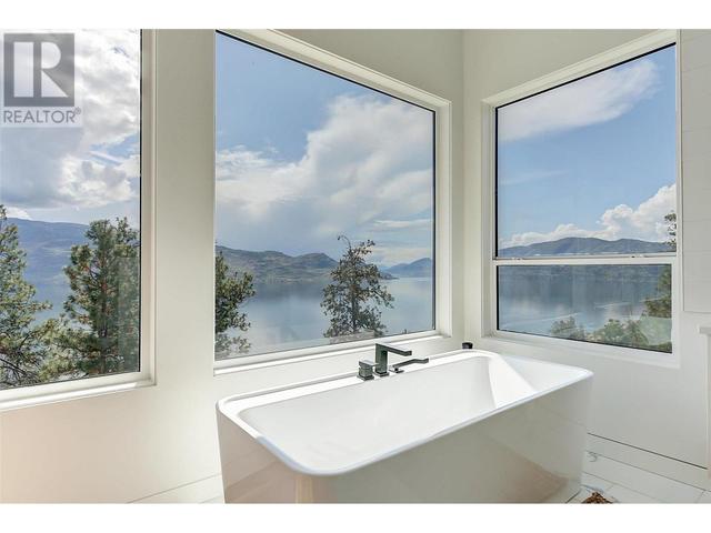 5843 Somerset Avenue, House detached with 3 bedrooms, 3 bathrooms and 2 parking in Peachland BC | Image 8
