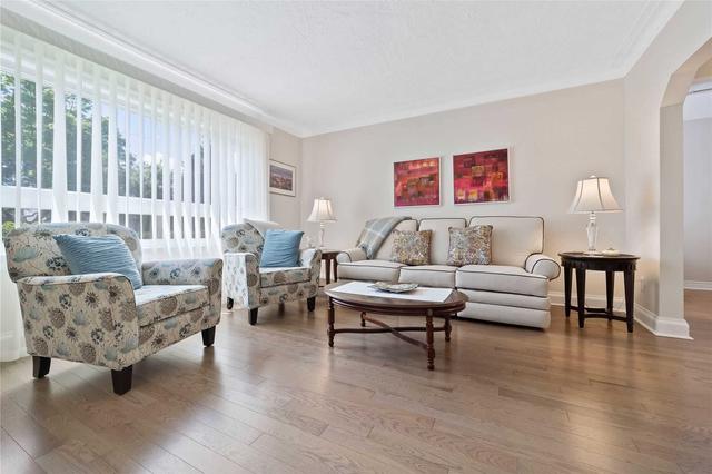 14 Royaleigh Ave, House detached with 2 bedrooms, 2 bathrooms and 5 parking in Toronto ON | Image 9