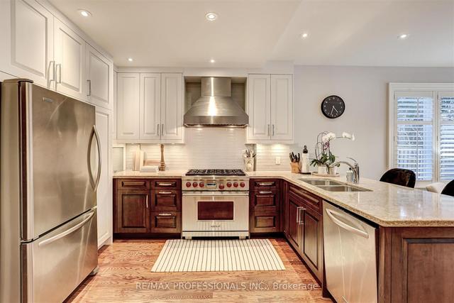 22 The Kingsway, House detached with 4 bedrooms, 6 bathrooms and 7 parking in Toronto ON | Image 2