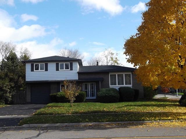 854 Cabot Tr, House detached with 3 bedrooms, 1 bathrooms and 5 parking in Milton ON | Image 1