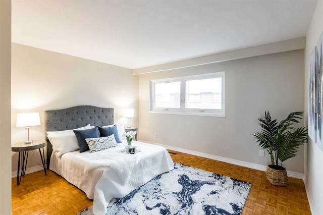 17 Thistle Down Blvd Blvd, Townhouse with 4 bedrooms, 3 bathrooms and 2 parking in Toronto ON | Image 9