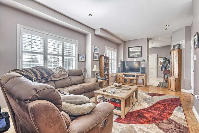 533 Ainsworth Dr, House attached with 3 bedrooms, 4 bathrooms and 3 parking in Newmarket ON | Image 3