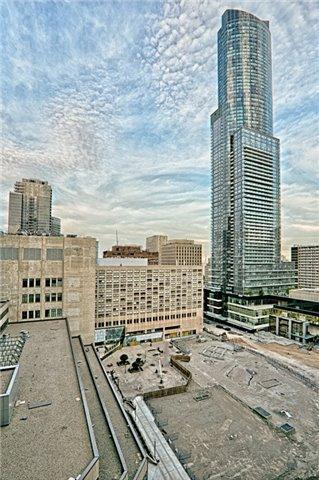 1702 - 763 Bay St, Condo with 1 bedrooms, 1 bathrooms and 1 parking in Toronto ON | Image 2