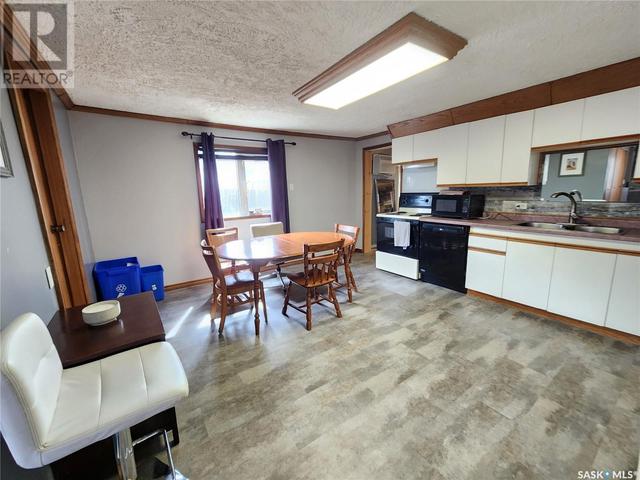 214 Government Road S, House detached with 2 bedrooms, 2 bathrooms and null parking in Weyburn SK | Image 5