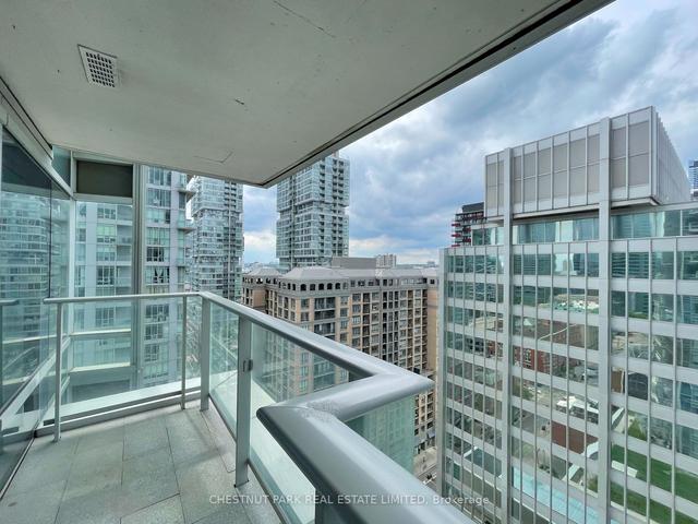 1802 - 180 University Ave, Condo with 1 bedrooms, 2 bathrooms and 11 parking in Toronto ON | Image 3