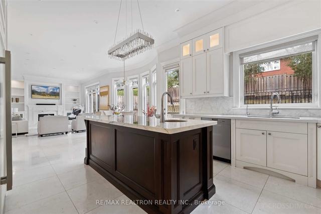 18 Viamede Cres, House detached with 4 bedrooms, 7 bathrooms and 8 parking in Toronto ON | Image 2