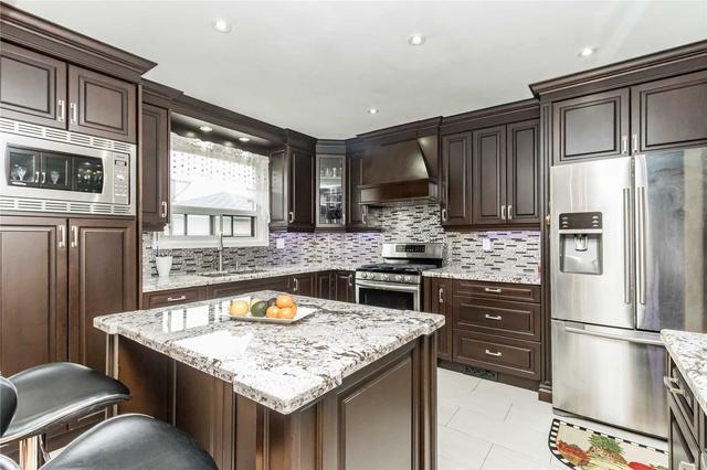 27 Dovehaven Crt, House semidetached with 4 bedrooms, 3 bathrooms and 7 parking in Toronto ON | Image 4