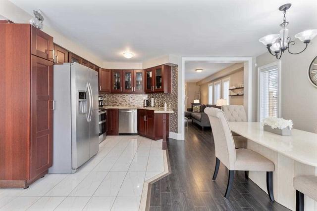 6985 Dunnview Crt, House attached with 4 bedrooms, 3 bathrooms and 5 parking in Mississauga ON | Image 2