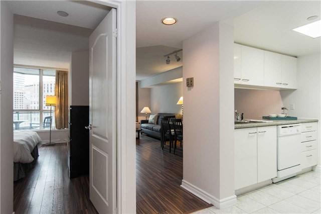 1002 - 38 Elm St, Condo with 1 bedrooms, 1 bathrooms and 1 parking in Toronto ON | Image 16