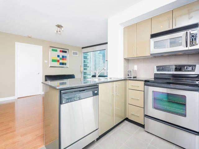 1002 - 16 Yonge St, Condo with 2 bedrooms, 2 bathrooms and 1 parking in Toronto ON | Image 9