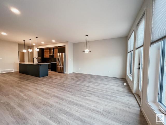 332 33 St Sw, House detached with 3 bedrooms, 2 bathrooms and null parking in Edmonton AB | Image 2