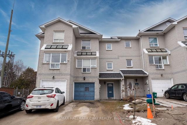 352 Duckworth St, House attached with 6 bedrooms, 4 bathrooms and 1 parking in Barrie ON | Image 1