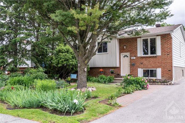 206 Castlefrank Road, House detached with 3 bedrooms, 2 bathrooms and 3 parking in Ottawa ON | Image 1