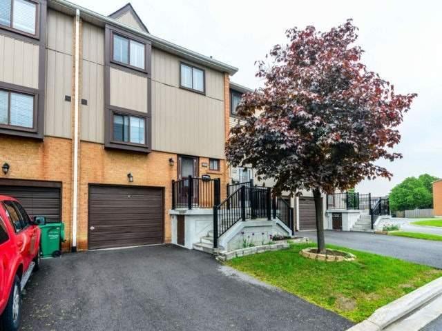 107 Moregate Cres, Townhouse with 3 bedrooms, 2 bathrooms and 1 parking in Brampton ON | Image 2