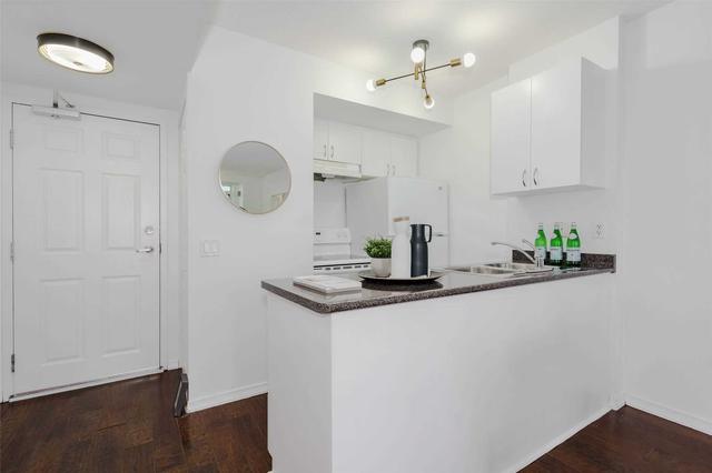 908 - 15 Maplewood Ave, Condo with 1 bedrooms, 1 bathrooms and 0 parking in Toronto ON | Image 5