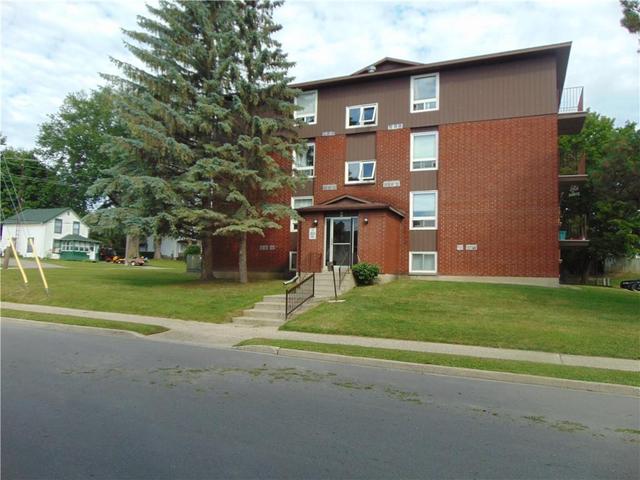 9 - 2 Charlotte Place, Condo with 2 bedrooms, 1 bathrooms and 1 parking in Brockville ON | Image 1