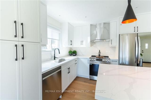 60 West 27th St, House detached with 3 bedrooms, 2 bathrooms and 5 parking in Hamilton ON | Image 3