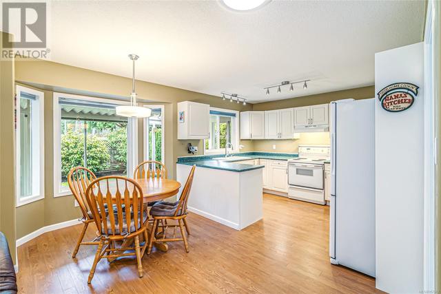 870 Fairways Dr, House detached with 3 bedrooms, 2 bathrooms and 4 parking in Qualicum Beach BC | Image 3