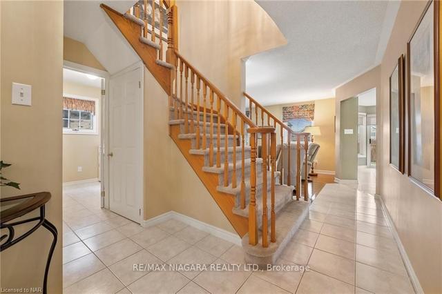 24 Farris Ave, House detached with 3 bedrooms, 2 bathrooms and 4 parking in St. Catharines ON | Image 6